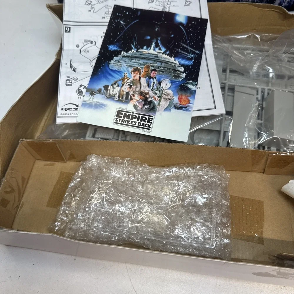 Star Wars Millennium Falcon Model Kit AMT ERTL #38273 Movie Print Open Box (106)